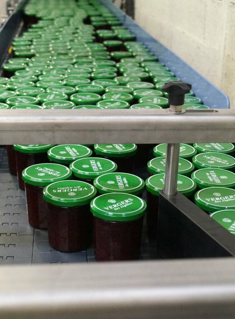Accumulation Sans Pression Bocaux En Verre Sur Une Table Mécanique, réalisation ACCS Packaging