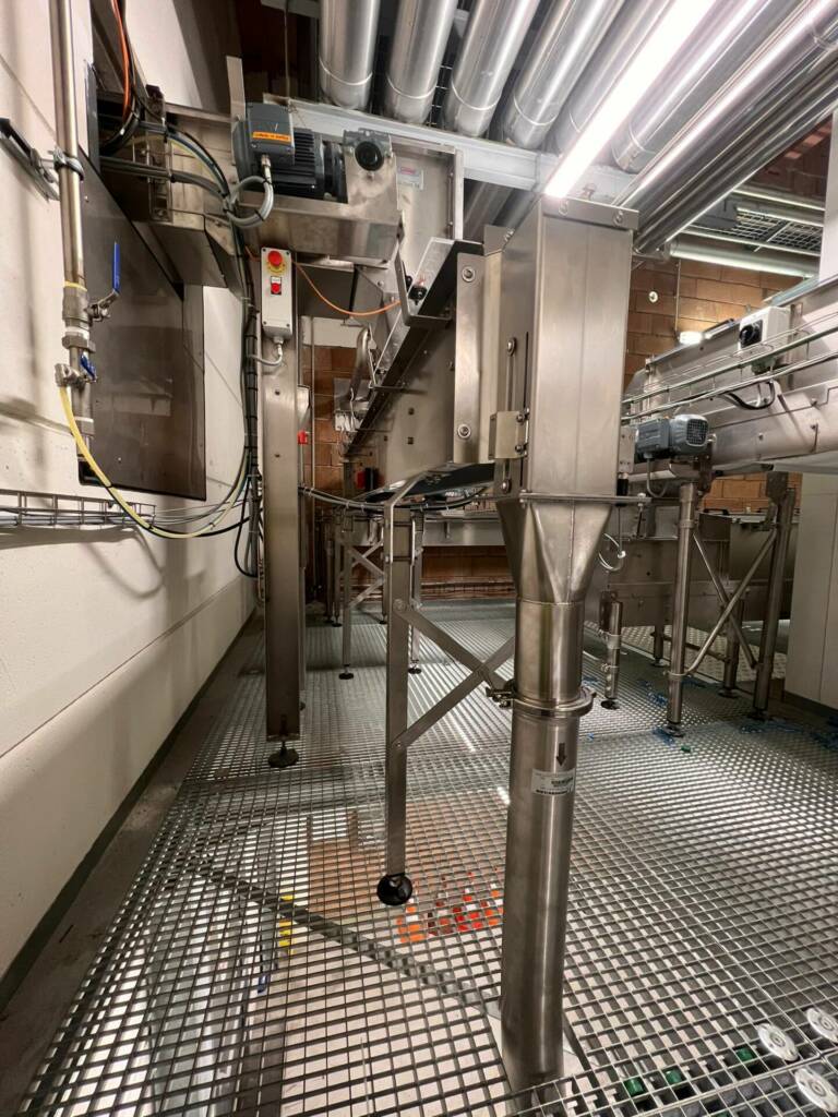 Chute Des Bouchons En Sortie De Convoyeur, réalisation ACCS Packaging pour La Salvetat, groupe Danone