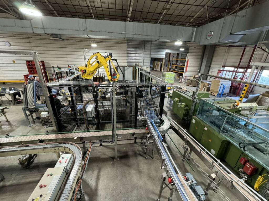 Vue Palettiseur Dans Chaine Production, Réalisation ACCS Packaging Pour Raynal Et Roquelaure